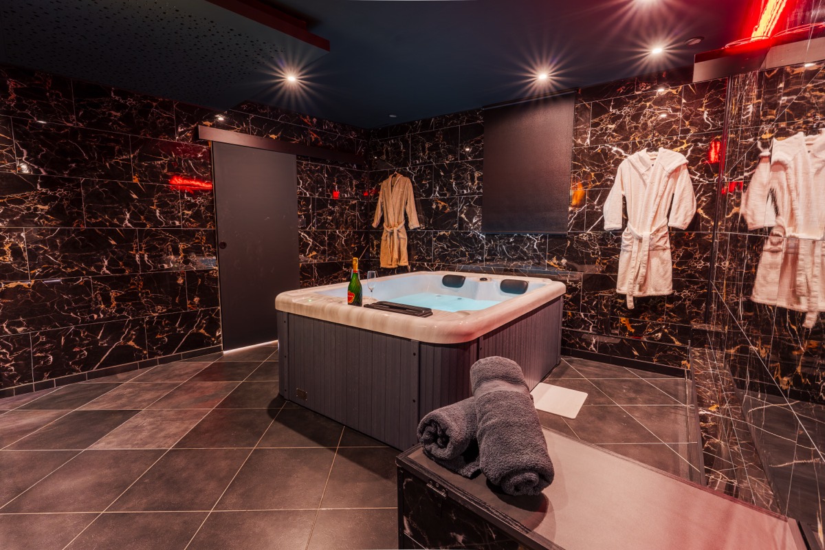 Salle de bain moderne avec double vasque et douche à l'italienne — L'Inavouable à Marquise