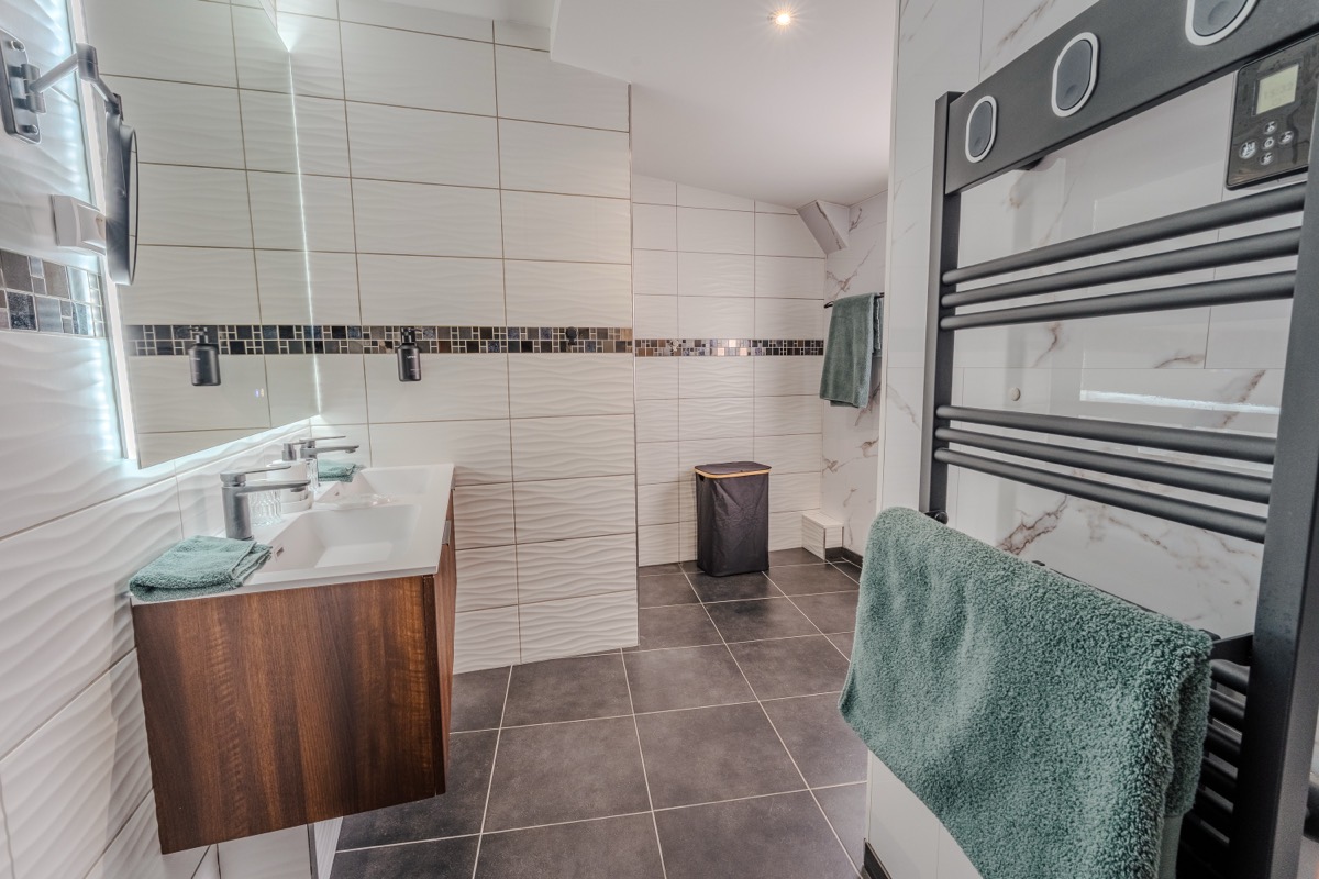 Espace spa en marbre noir avec jacuzzi, peignoirs et serviettes fournis — L'Inavouable, Côte d'Opale