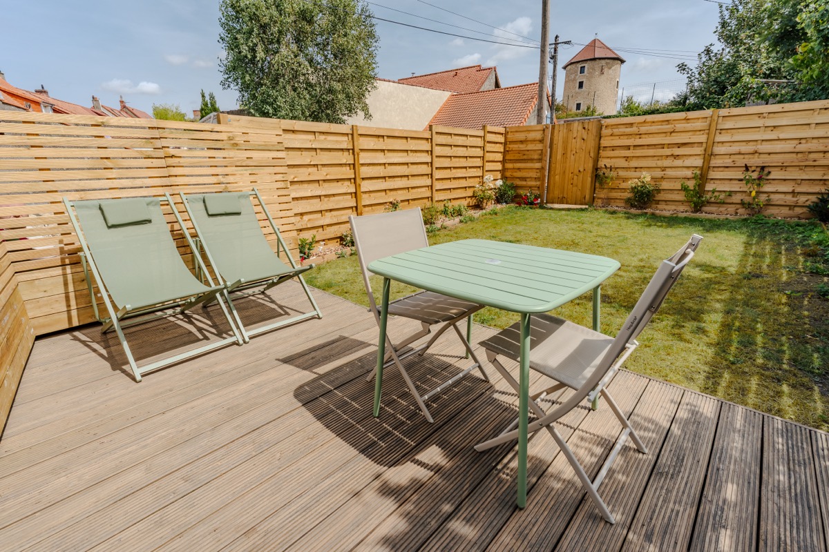 Terrasse privative avec bains de soleil et jardin clos — L'Inavouable à Marquise