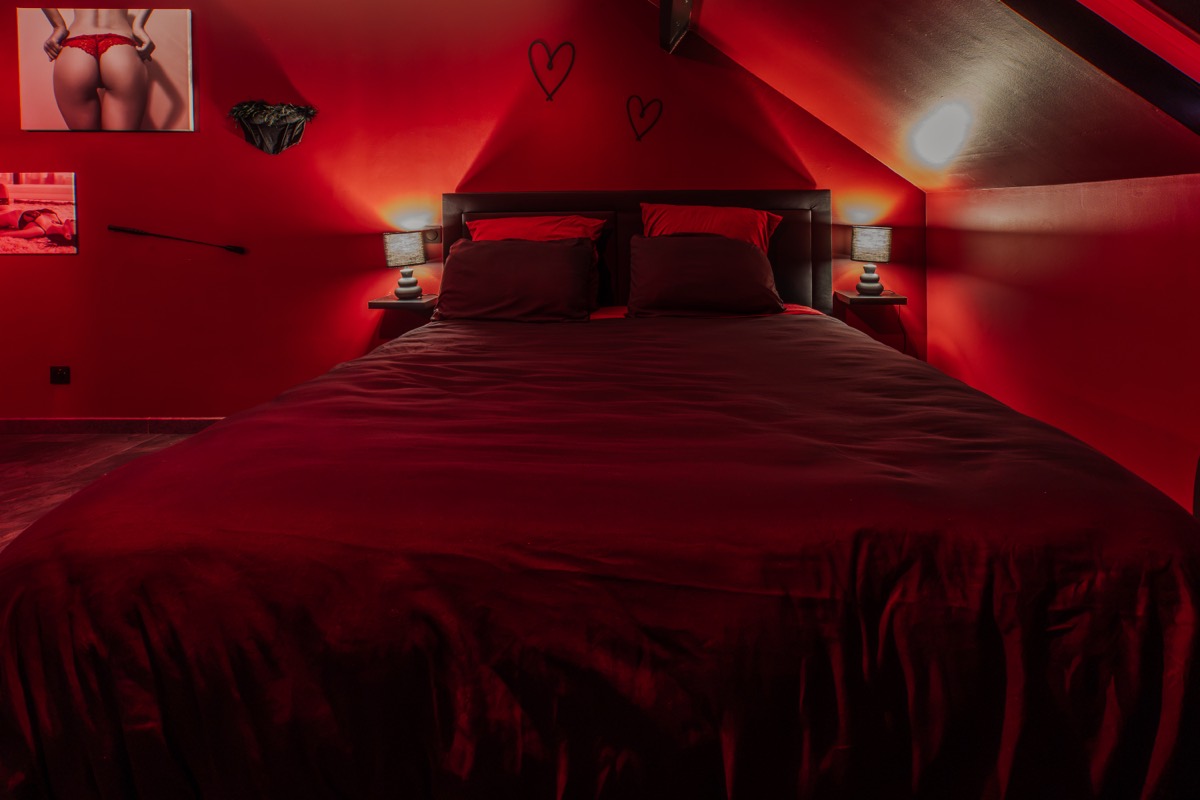La Red Room, chambre sensuelle à l'ambiance intimiste — love room L'Inavouable, Côte d'Opale