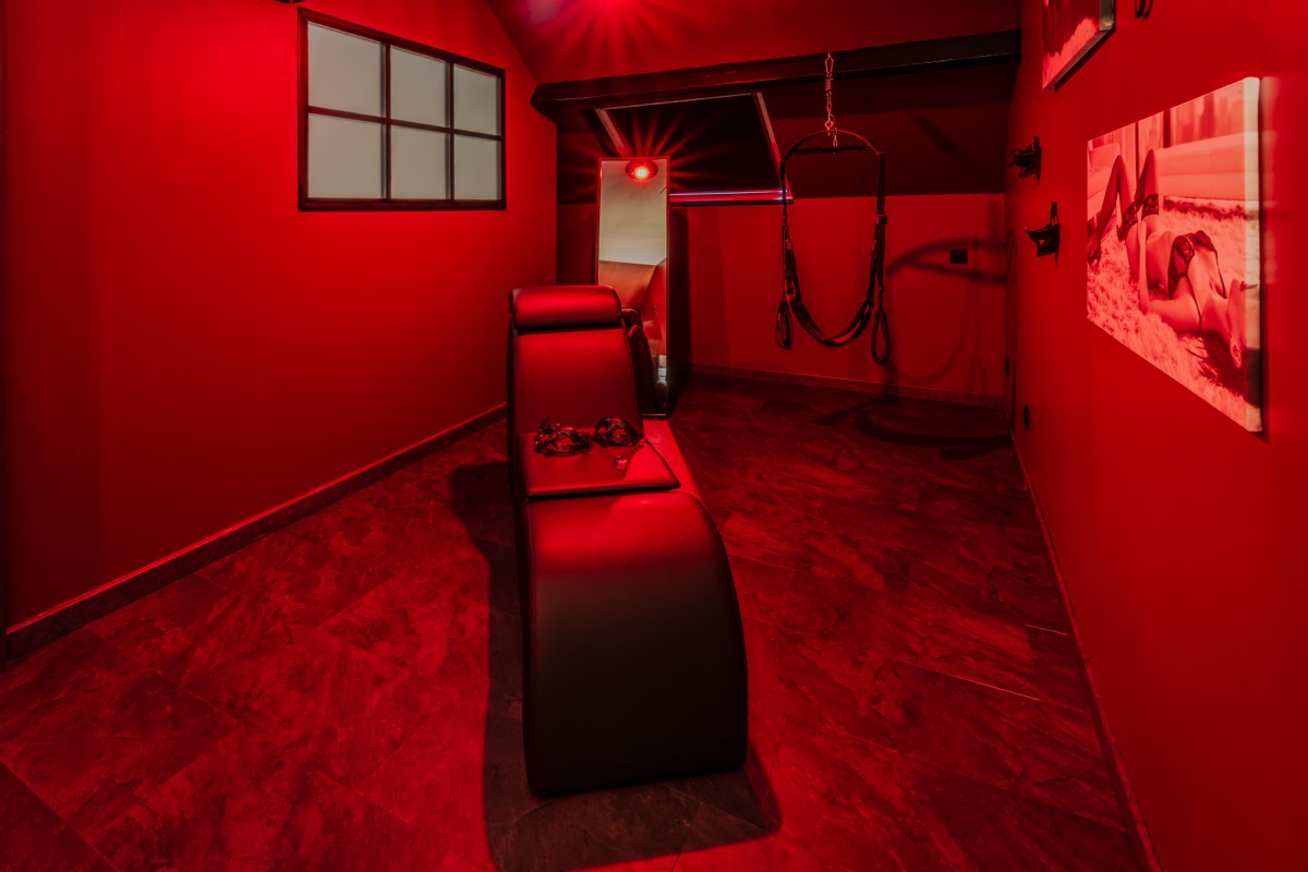 Accessoires et mise en scène coquine de la Red Room — love room L'Inavouable, Côte d'Opale