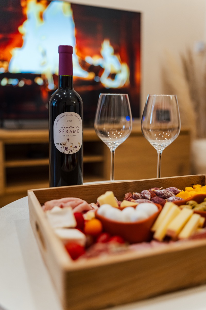 Planche apéritive et vin à déguster dans le séjour — L'Inavouable, Côte d'Opale