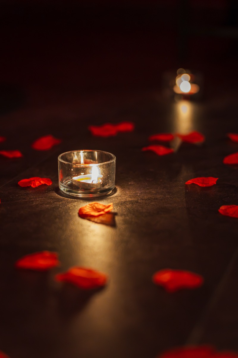 Bougies et pétales de rose, décoration romantique soignée — L'Inavouable à Marquise